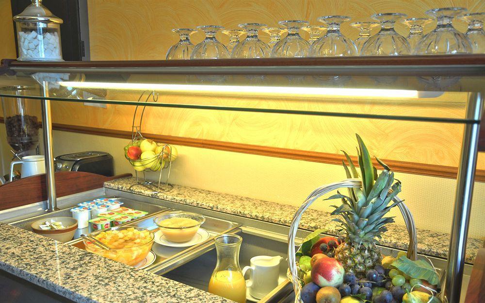 Hotel Ecusson Saint-Hilaire-de-Brethmas Bagian luar foto