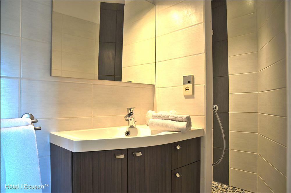 Hotel Ecusson Saint-Hilaire-de-Brethmas Bagian luar foto