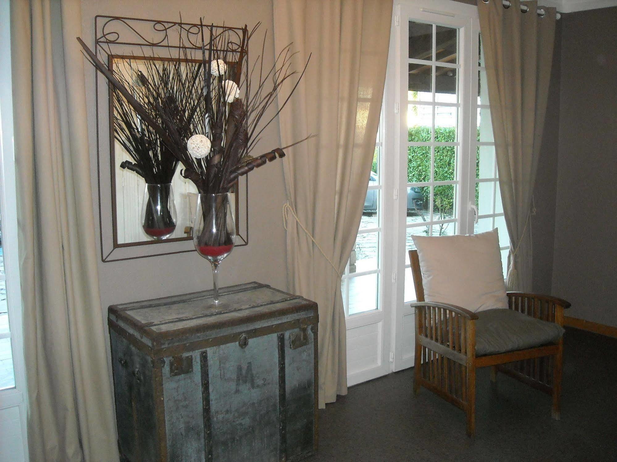 Hotel Ecusson Saint-Hilaire-de-Brethmas Bagian luar foto
