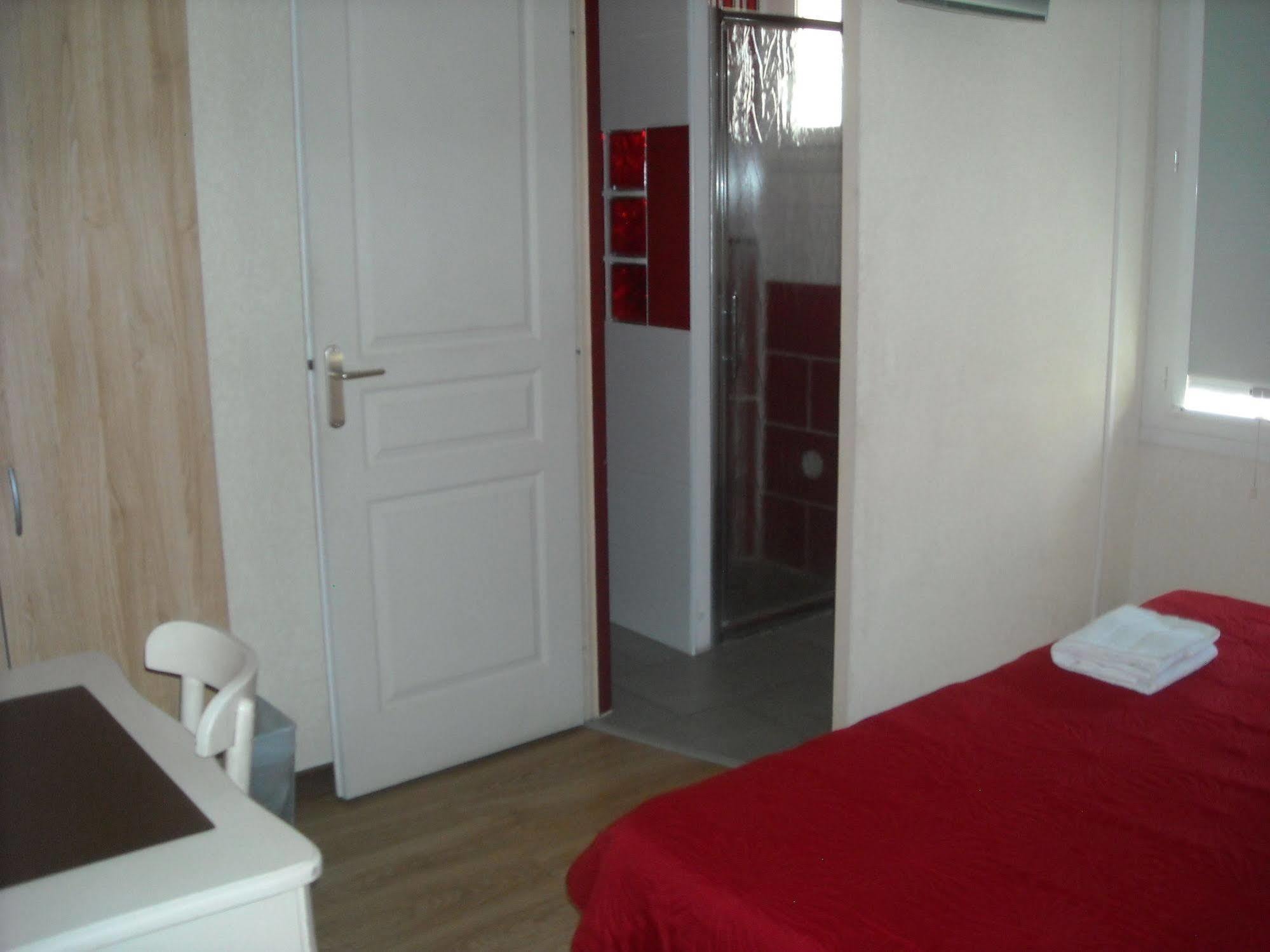 Hotel Ecusson Saint-Hilaire-de-Brethmas Bagian luar foto