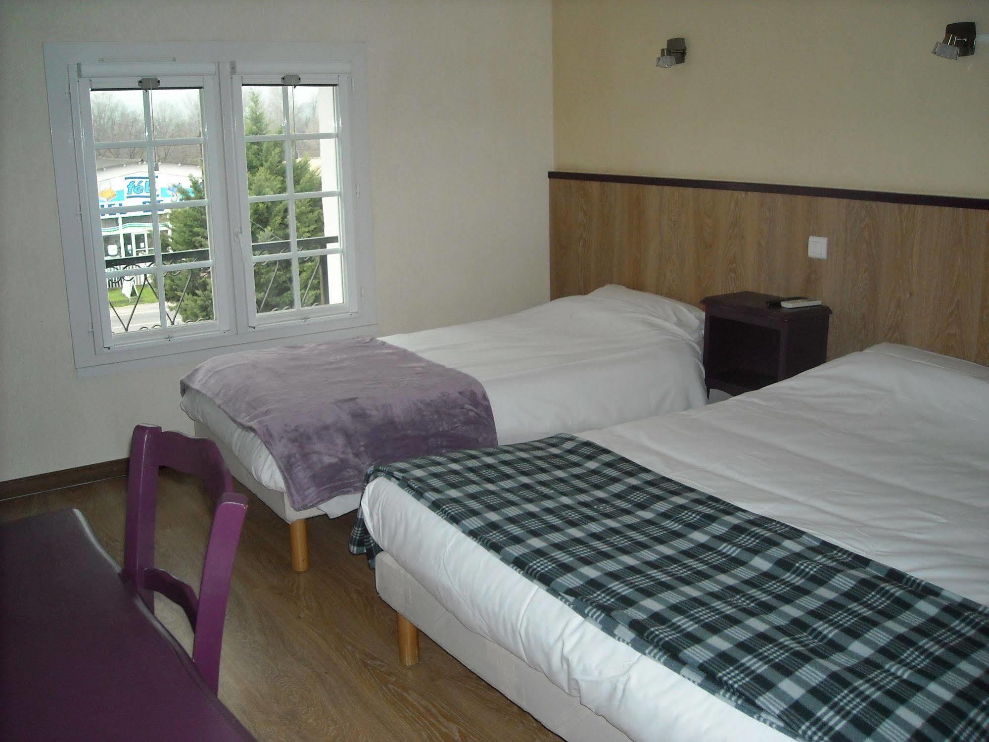 Hotel Ecusson Saint-Hilaire-de-Brethmas Bagian luar foto
