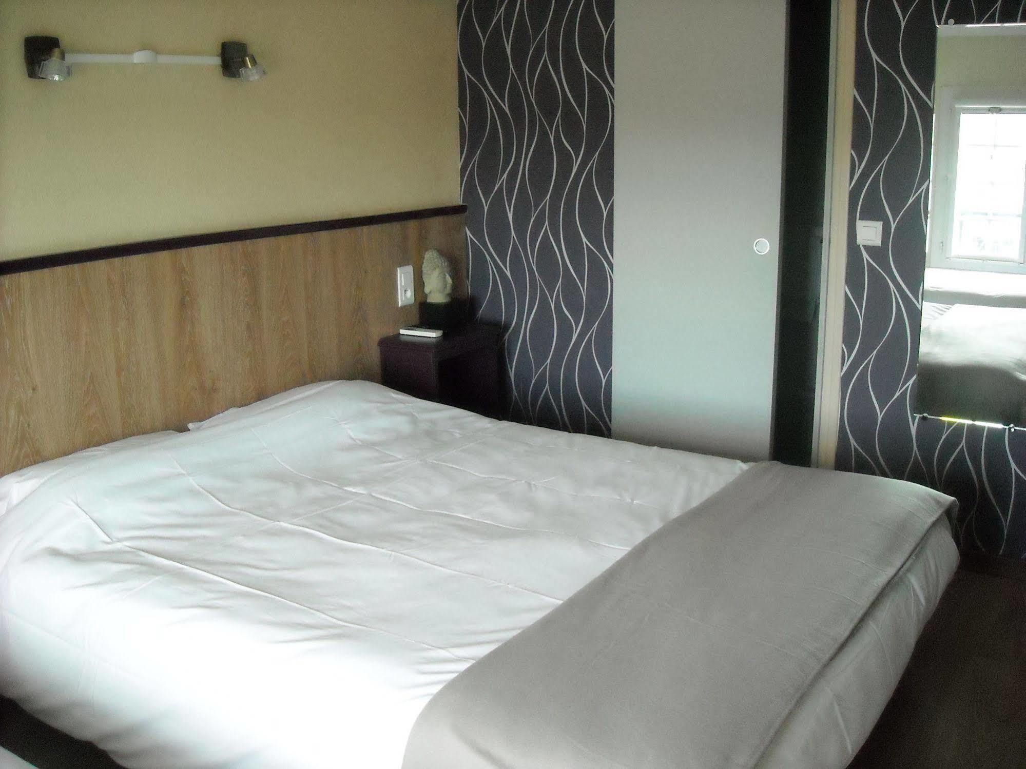 Hotel Ecusson Saint-Hilaire-de-Brethmas Bagian luar foto