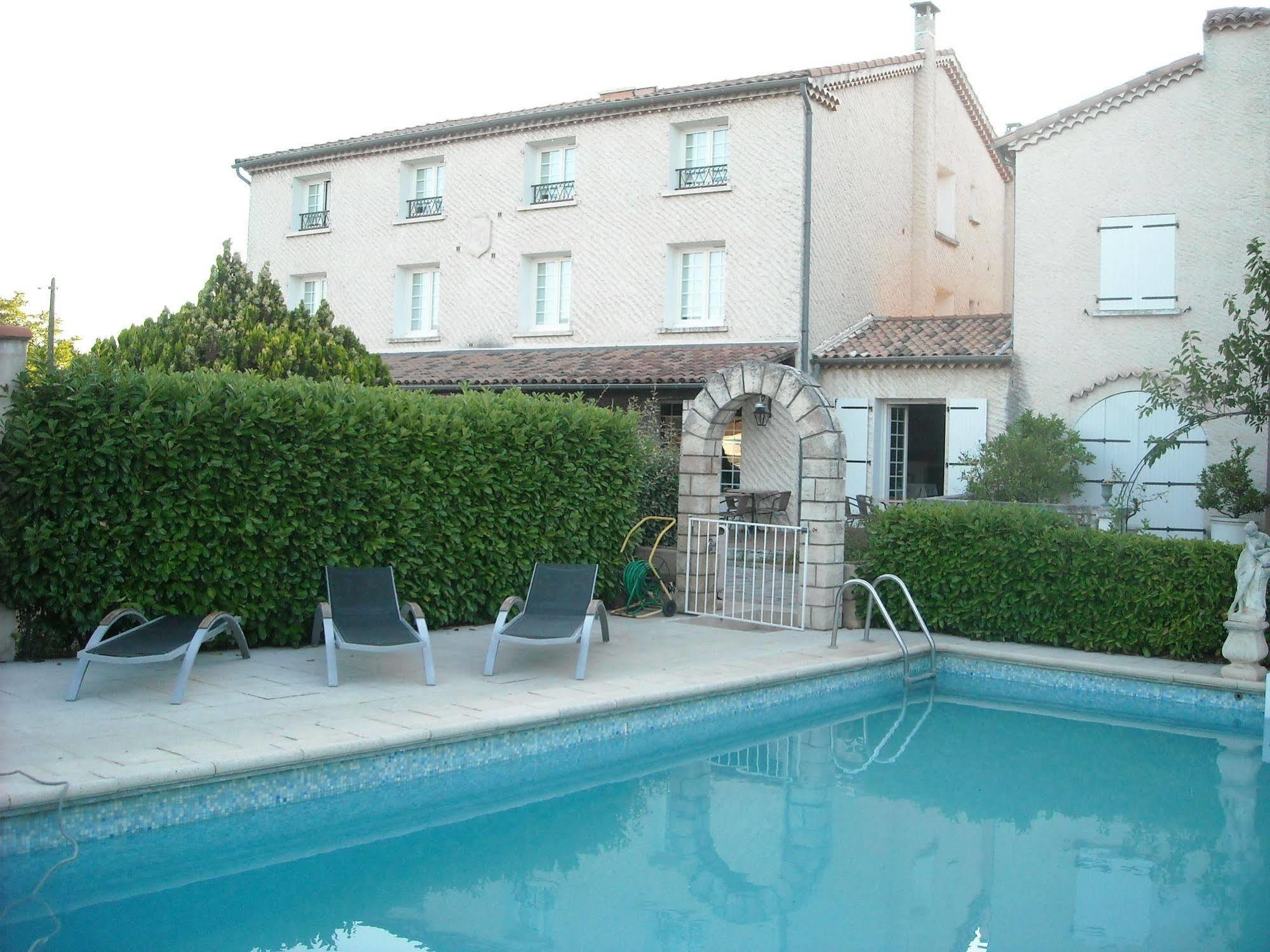 Hotel Ecusson Saint-Hilaire-de-Brethmas Bagian luar foto