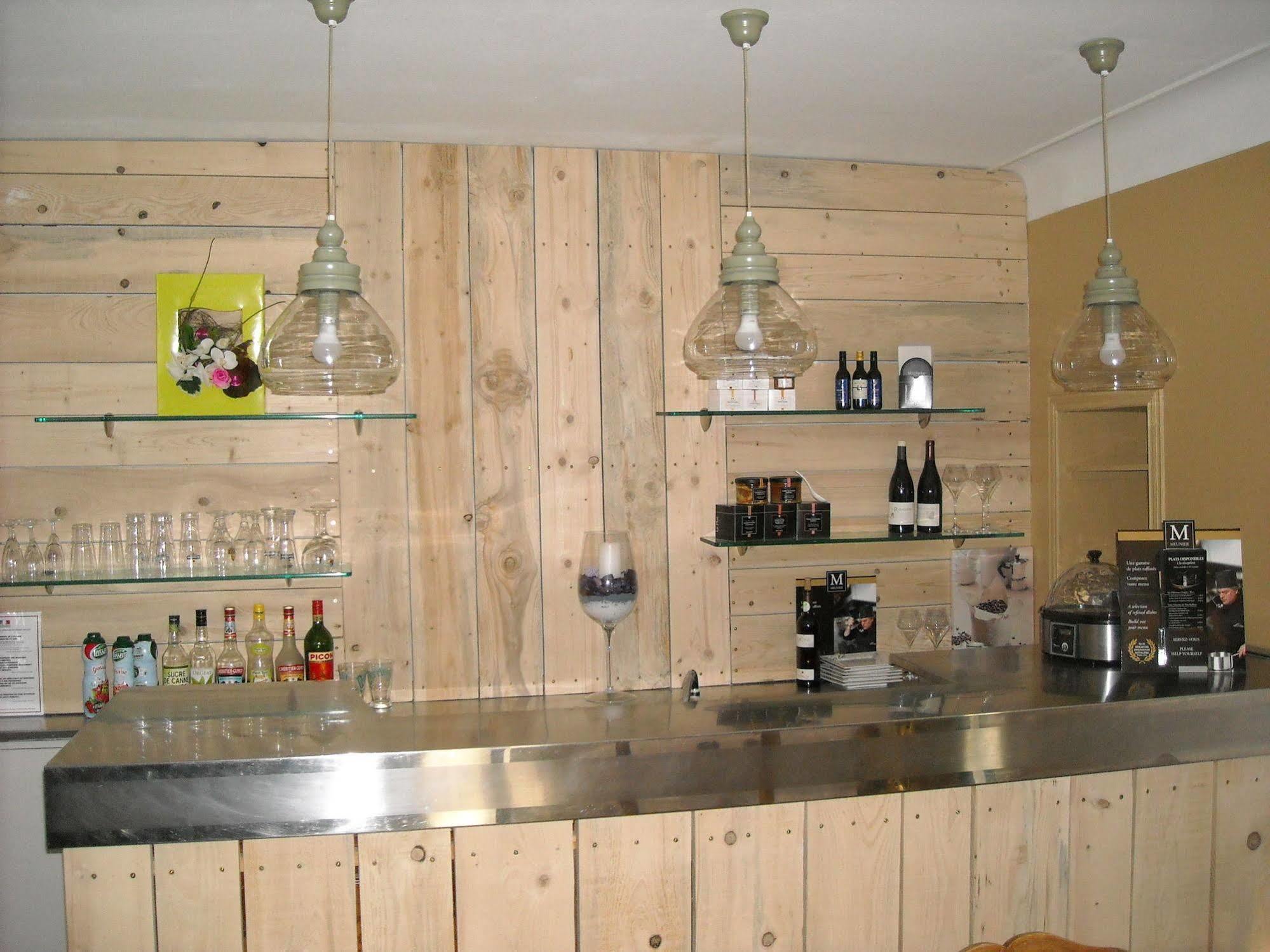 Hotel Ecusson Saint-Hilaire-de-Brethmas Bagian luar foto