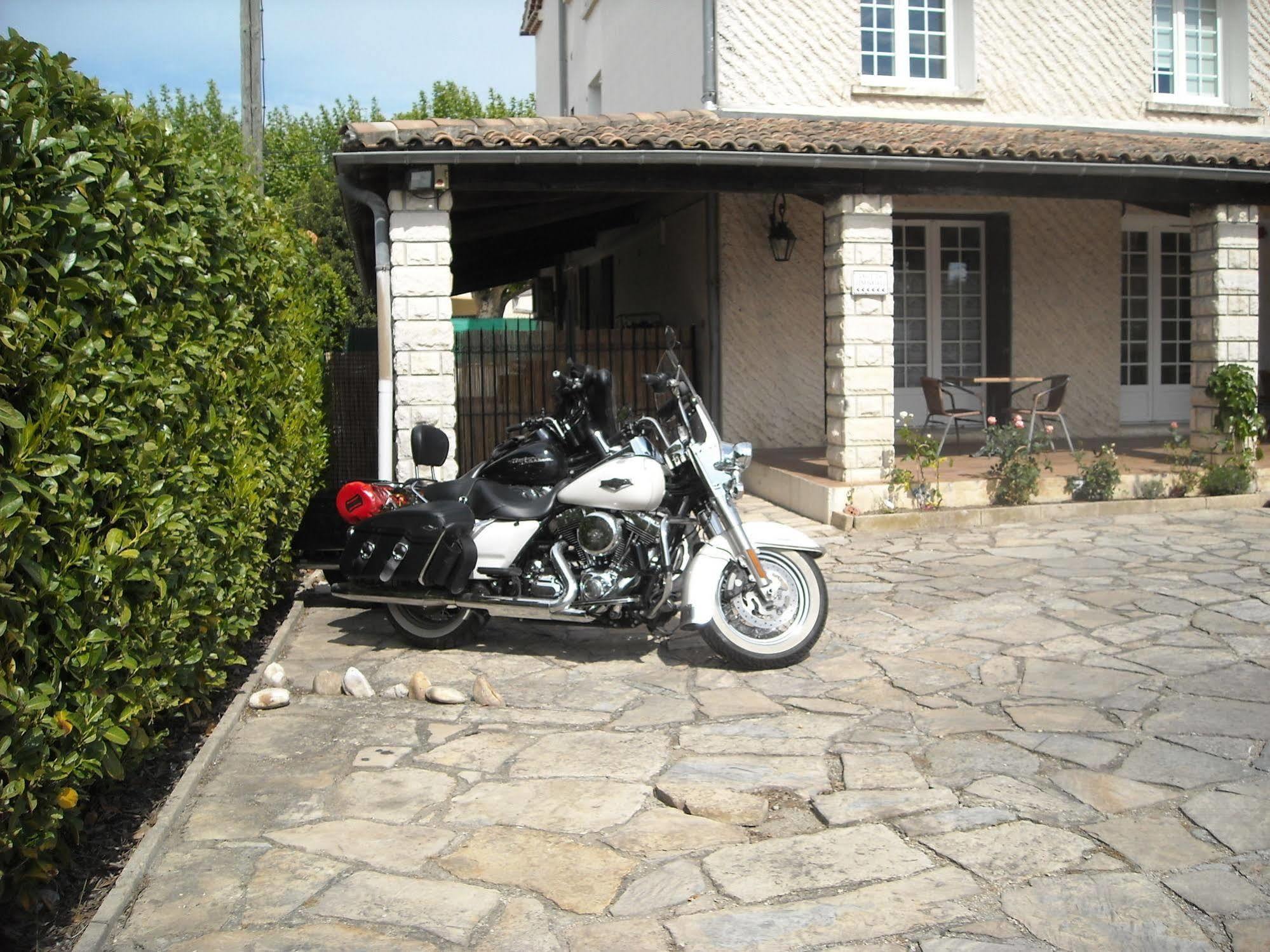 Hotel Ecusson Saint-Hilaire-de-Brethmas Bagian luar foto