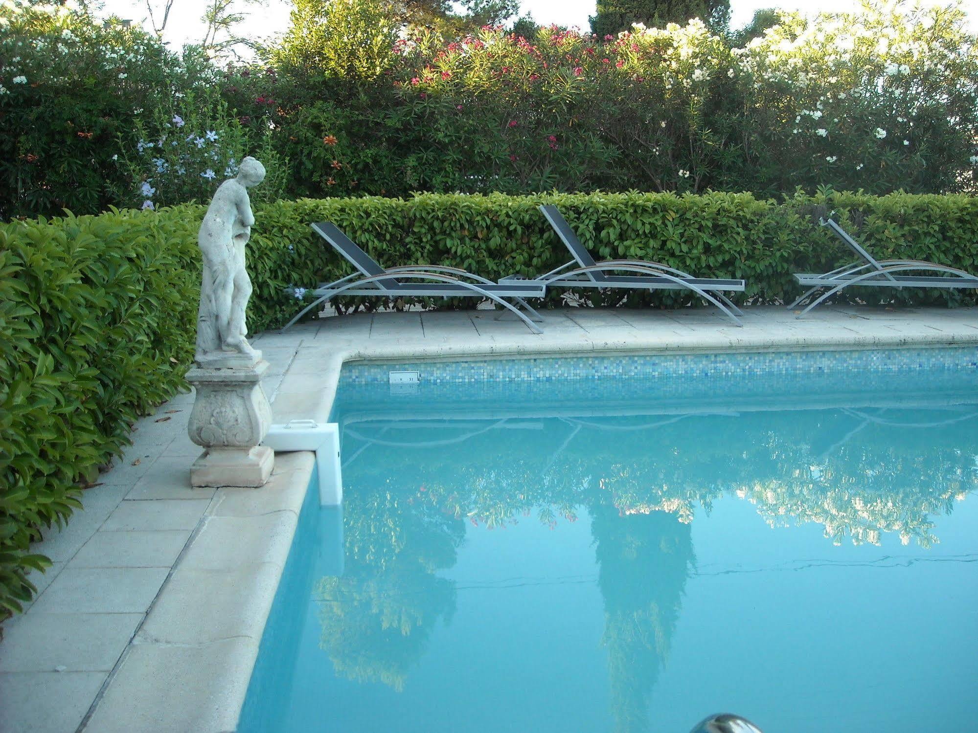 Hotel Ecusson Saint-Hilaire-de-Brethmas Bagian luar foto