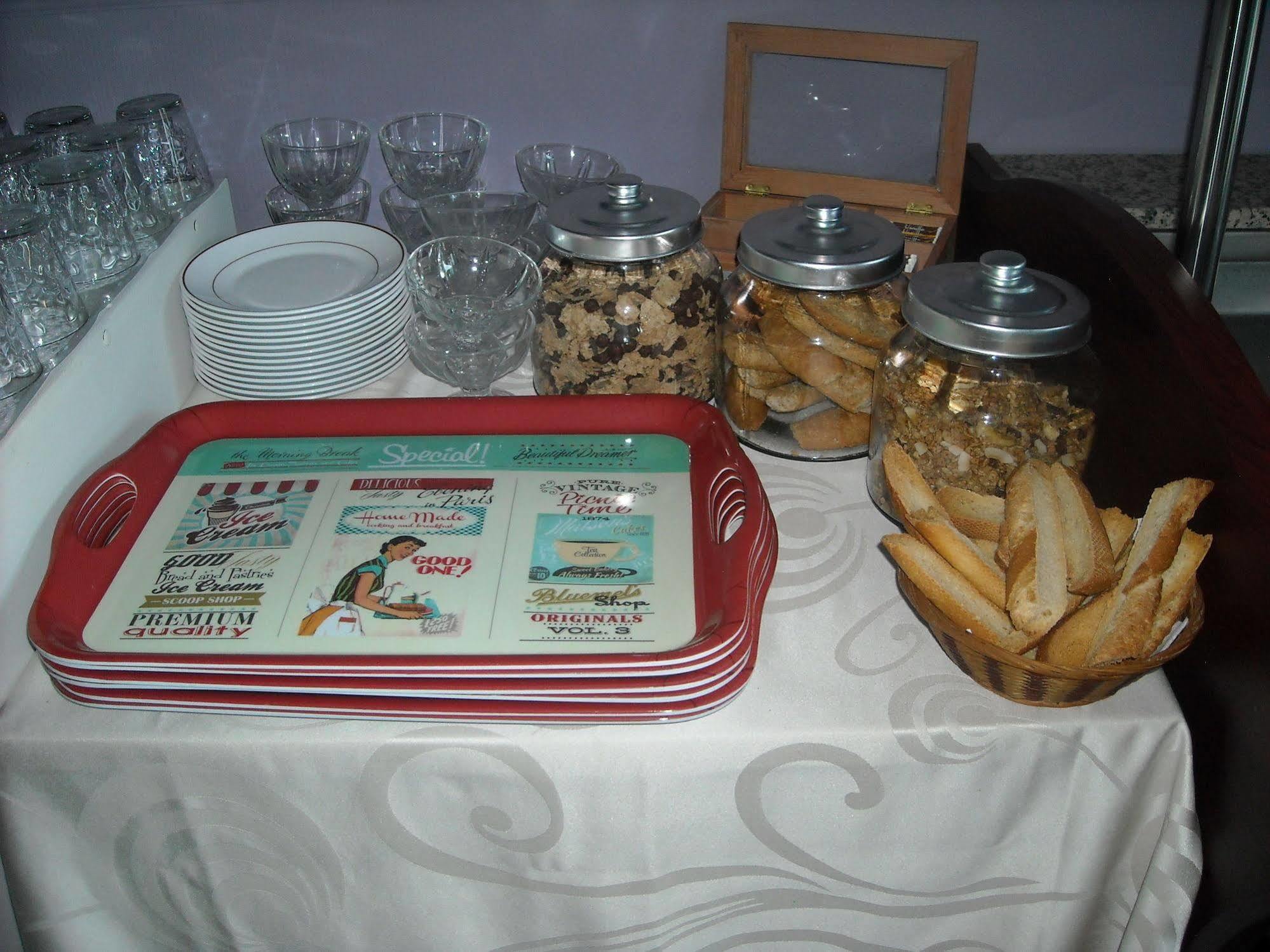 Hotel Ecusson Saint-Hilaire-de-Brethmas Bagian luar foto