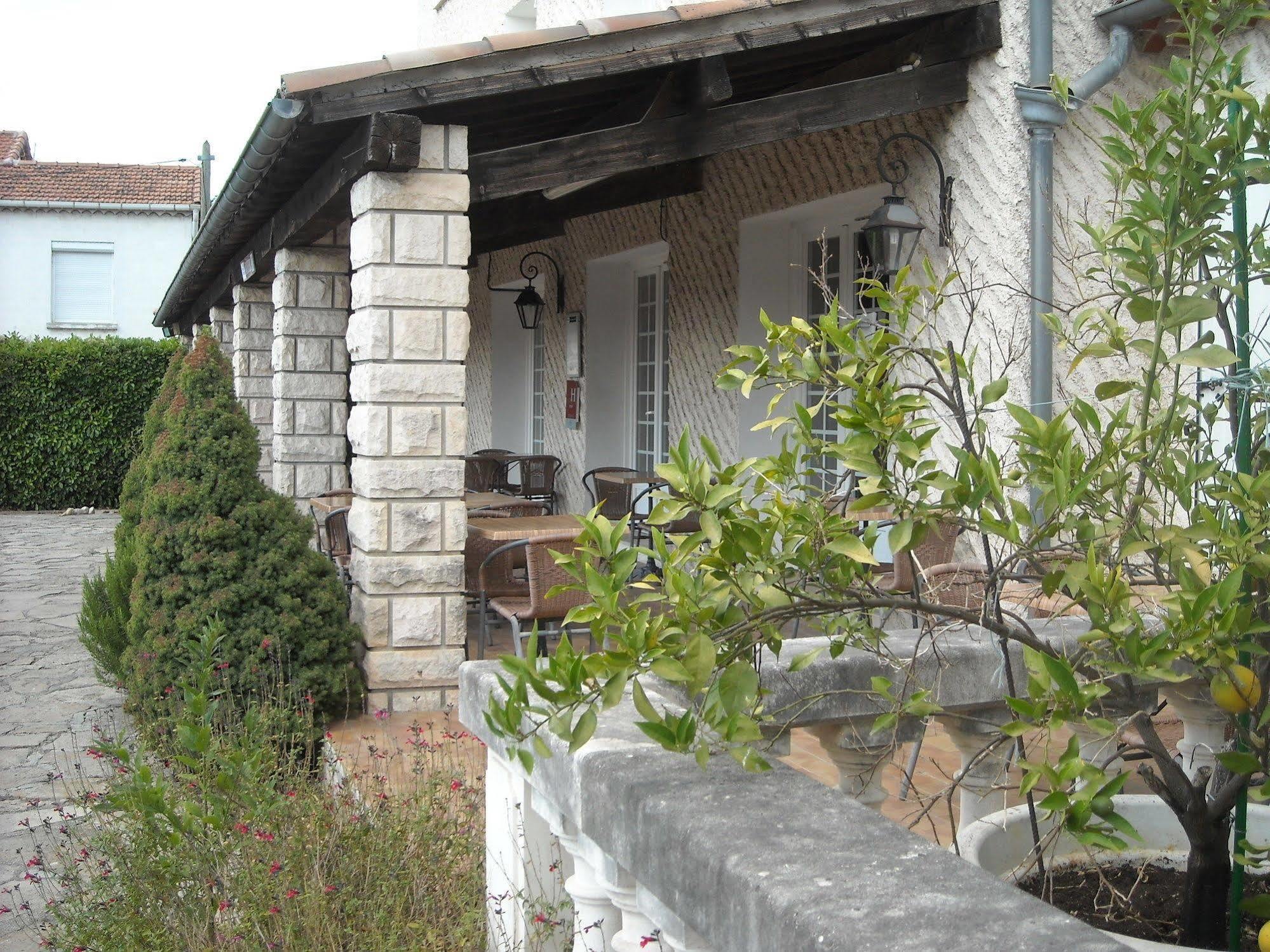 Hotel Ecusson Saint-Hilaire-de-Brethmas Bagian luar foto