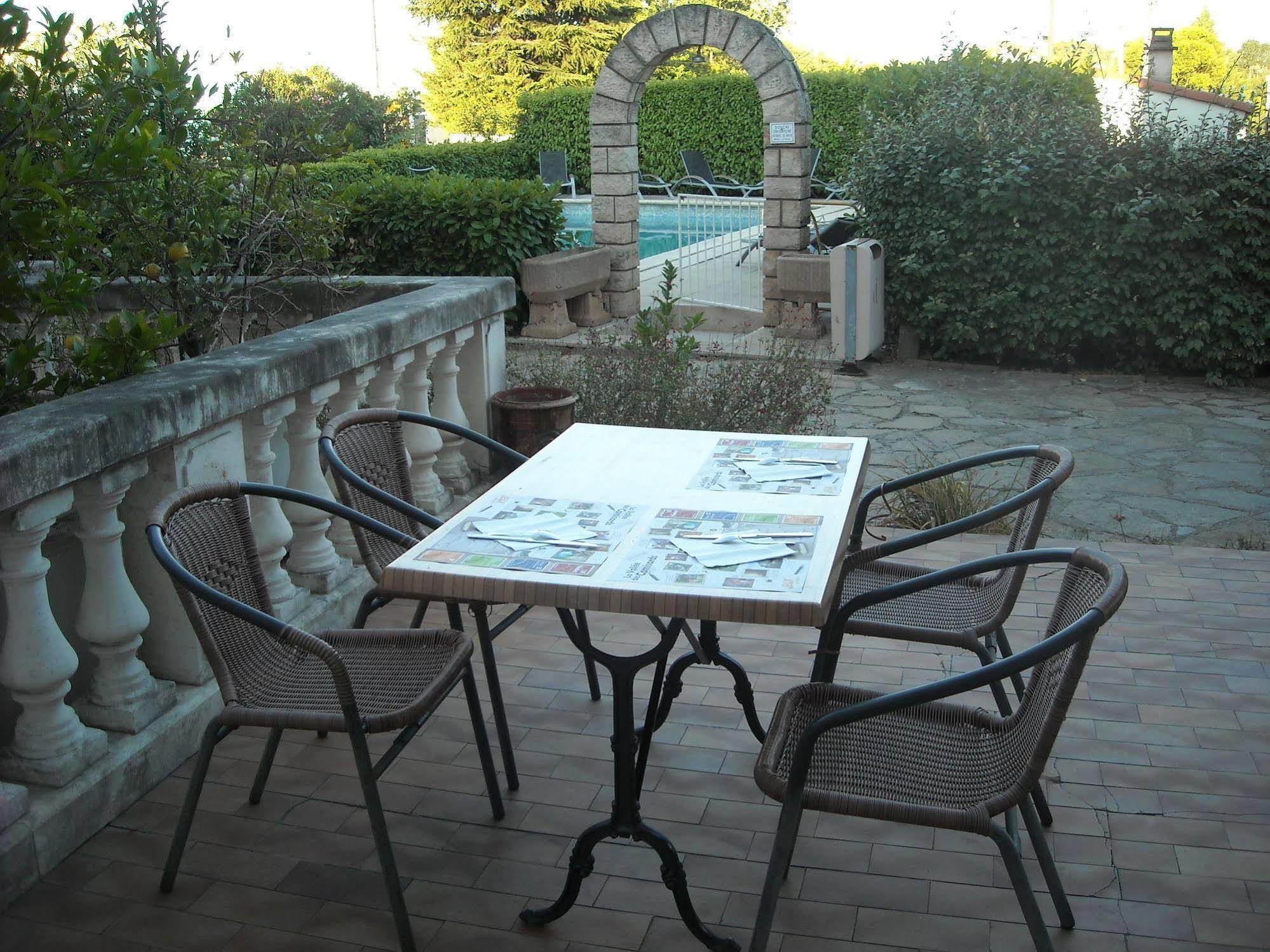 Hotel Ecusson Saint-Hilaire-de-Brethmas Bagian luar foto