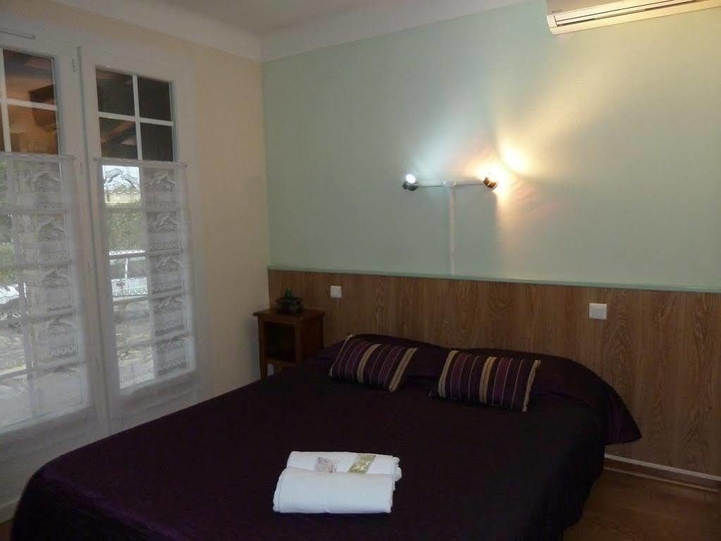 Hotel Ecusson Saint-Hilaire-de-Brethmas Bagian luar foto