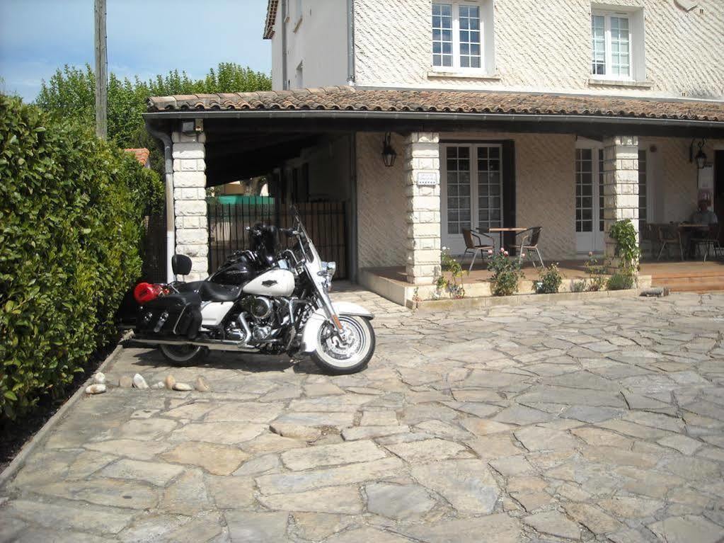 Hotel Ecusson Saint-Hilaire-de-Brethmas Bagian luar foto
