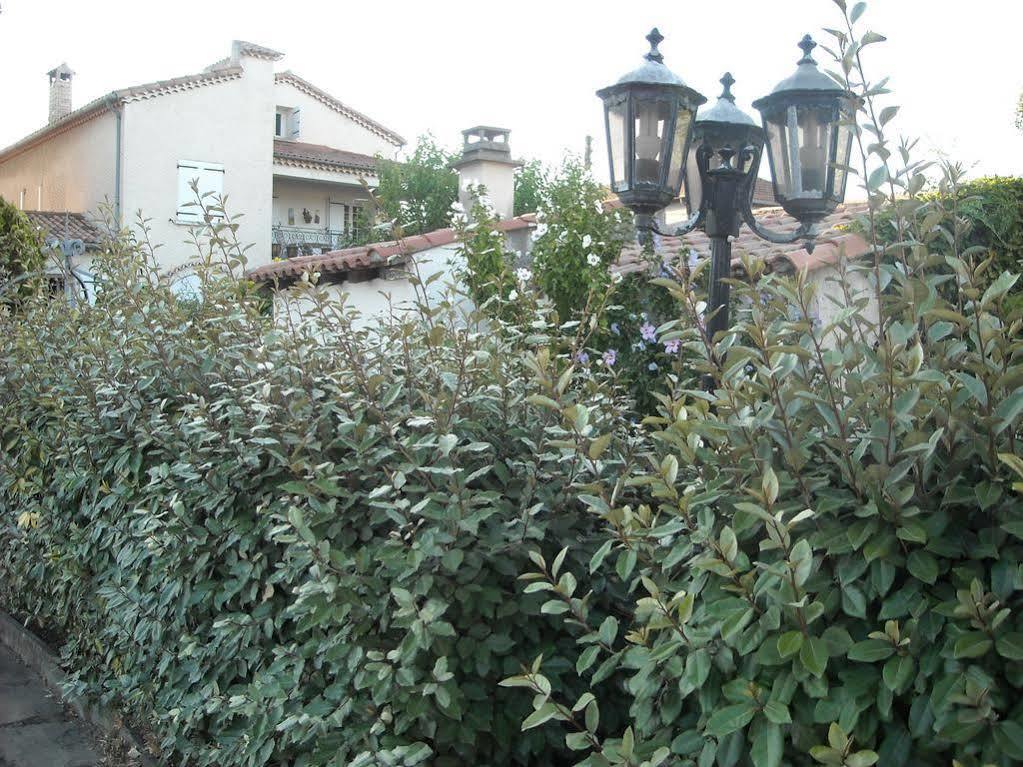 Hotel Ecusson Saint-Hilaire-de-Brethmas Bagian luar foto