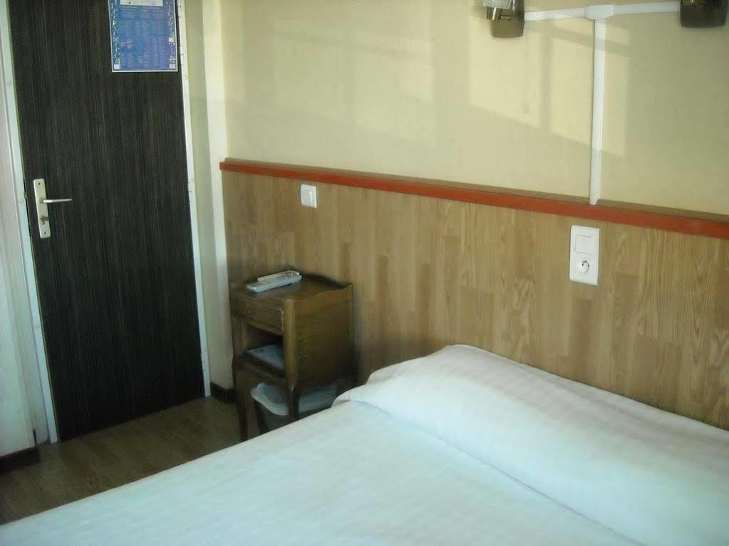 Hotel Ecusson Saint-Hilaire-de-Brethmas Bagian luar foto