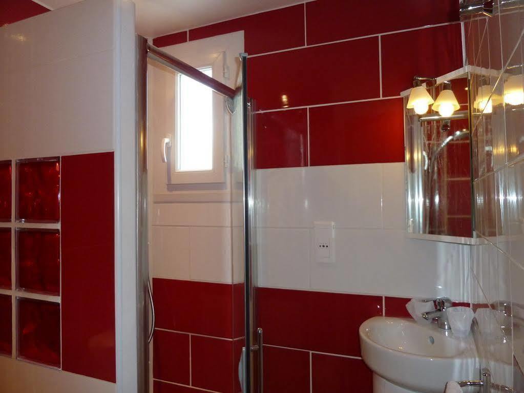 Hotel Ecusson Saint-Hilaire-de-Brethmas Bagian luar foto