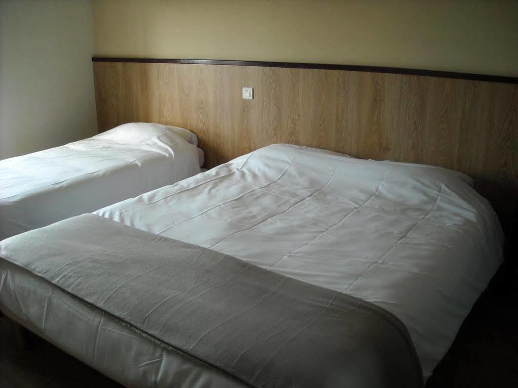 Hotel Ecusson Saint-Hilaire-de-Brethmas Bagian luar foto