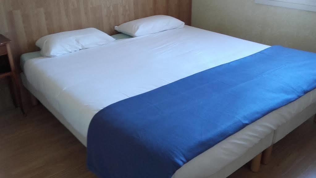 Hotel Ecusson Saint-Hilaire-de-Brethmas Bagian luar foto