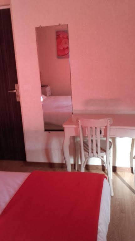 Hotel Ecusson Saint-Hilaire-de-Brethmas Bagian luar foto